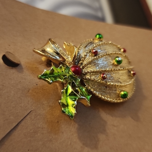 Vtg GERRYS - Super Fun - Goldtone Christmas Ornament Brooch! - Picture 3 of 4